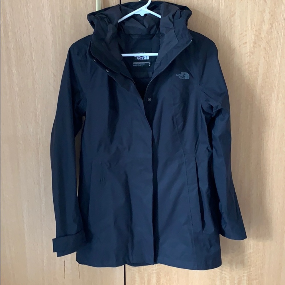 Like new CUTE women’s North face rain jacket Small